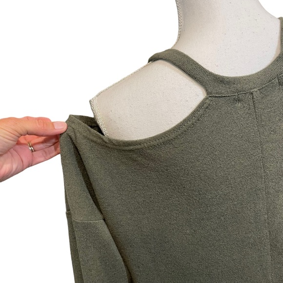 Amaryllis Cut Out Tunic Sweater.  Size M - Picture 4 of 7